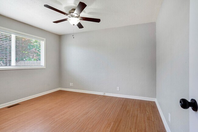 Building Photo - Well kept 3 bed, 1 bath in NE Salem