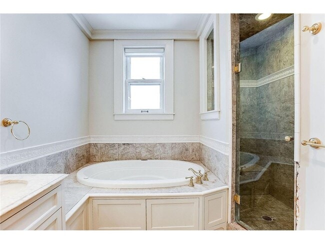 Building Photo - 808 Summit Ave