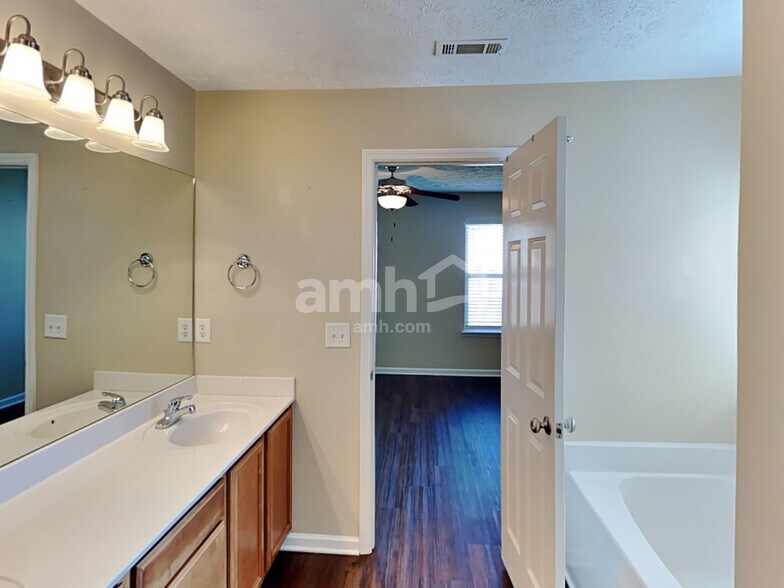 Building Photo - 313 School House Ct