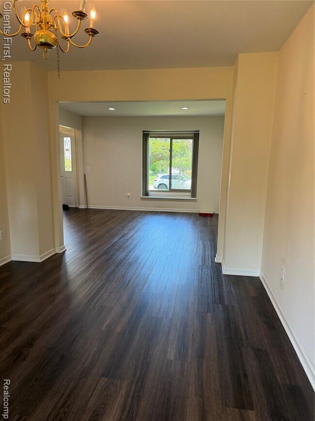 Building Photo - 7043 Foxridge Dr