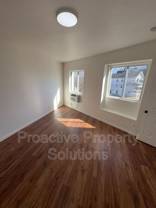 Building Photo - 730 N Main St