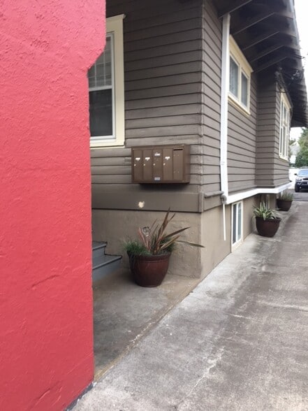 Building Photo - 4415 SE Hawthorne Blvd