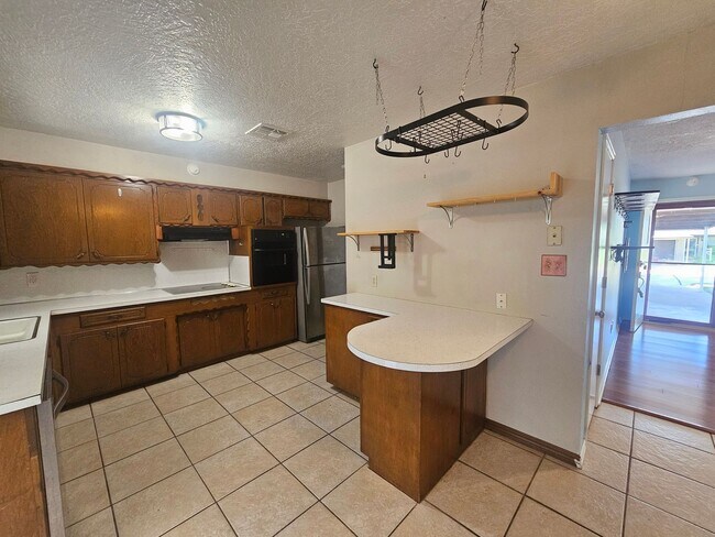 Building Photo - (2) Bed/(2) Bath with Storm Shelter Avail ...