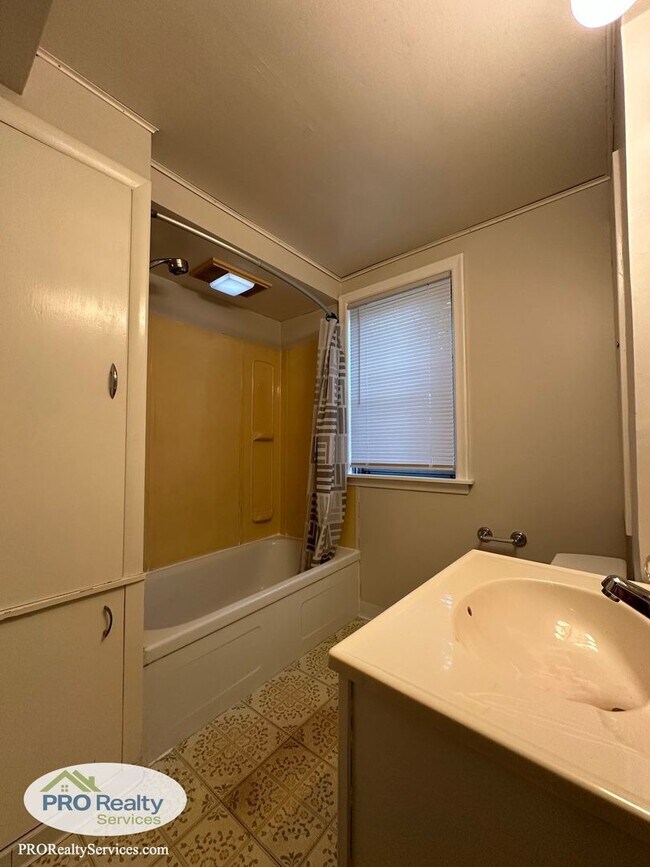Building Photo - 3 Bedroom Home in St. Paul