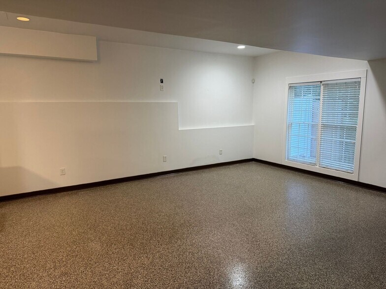 Building Photo - 5041 Woodland Bay Dr