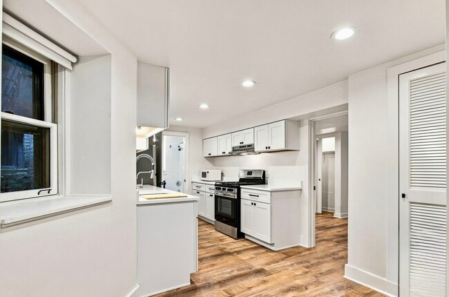 Building Photo - 560 W Arlington Pl
