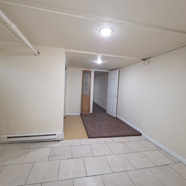 Building Photo - 3 bedroom with modern Kitchen