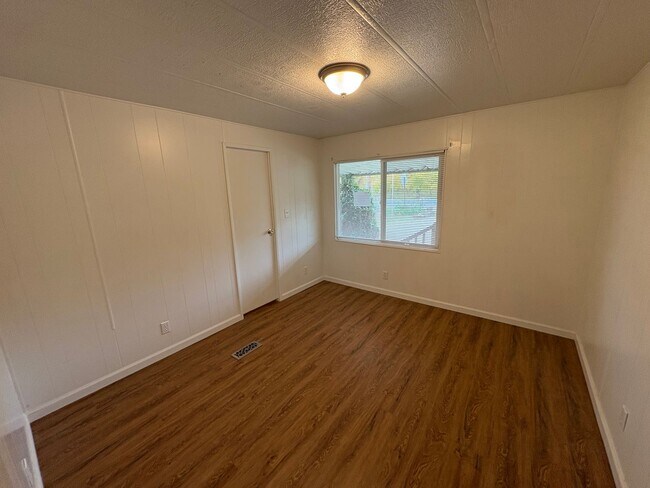 Building Photo - Pleasant Country Home Available Now!