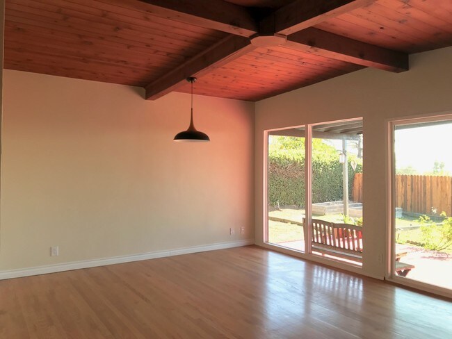 Open concept living room/dining room - 926 Crestview Dr