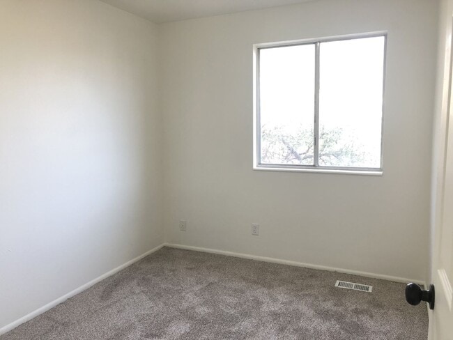 Building Photo - HUGE 6 bed 2 bath fully remodeled Kearns home is a MUST SEE!!