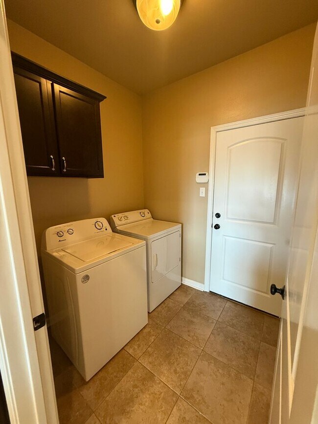 Building Photo - New Lake Front Home in Magnolia Lakes off Burbank Near Staring