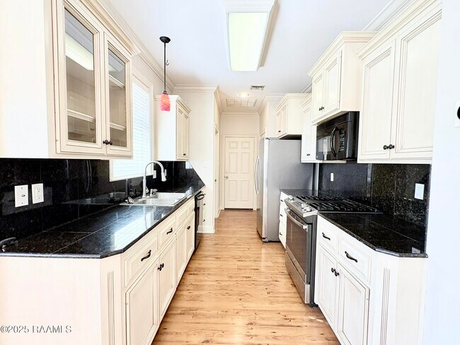 Building Photo - 23 Courtyard Cir