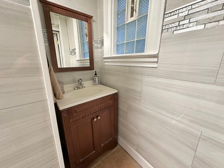 Building Photo - 324 Ella St