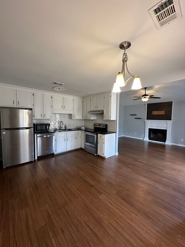 Building Photo - 3 Bedroom, 2 bathroom house on the Eastside, move-in ready