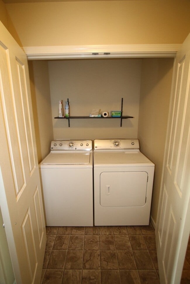 Building Photo - 3 Bedroom Condo close to JBER!