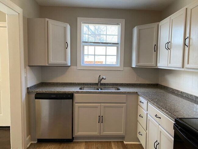 Building Photo - Spacious Renovated Duplex in East Nashville