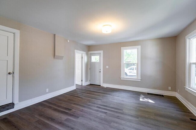Building Photo - Gorgeous Northside Home with Quartz Countertops!