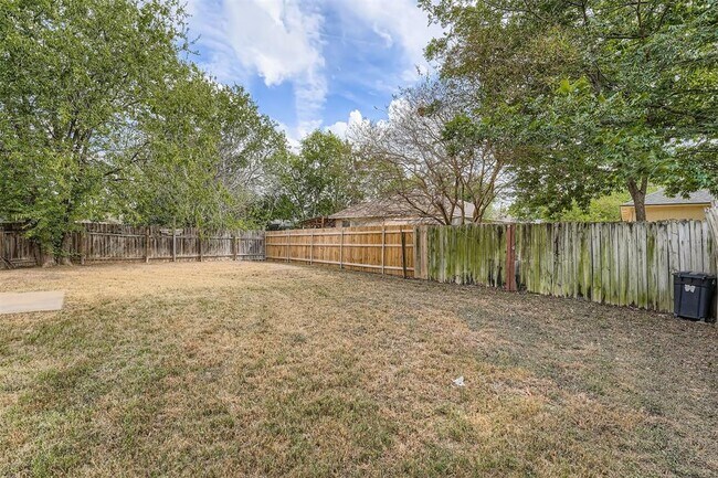 Building Photo - 1609 Honeysuckle Ln