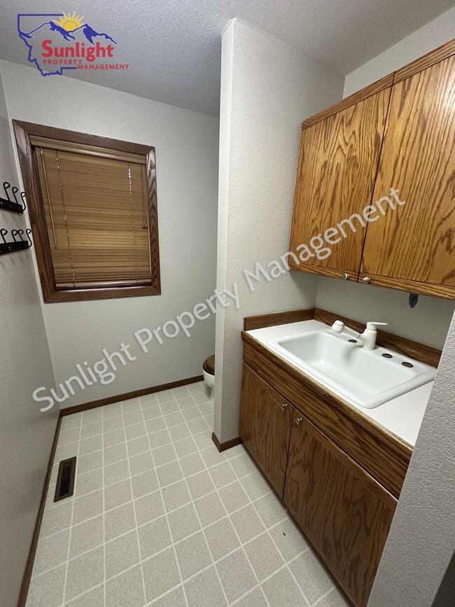 Building Photo - 4-Bedroom Retreat with 3.5 Baths in Billings – 4,378 Sq. Ft. of Comfort on Rimrock Road!