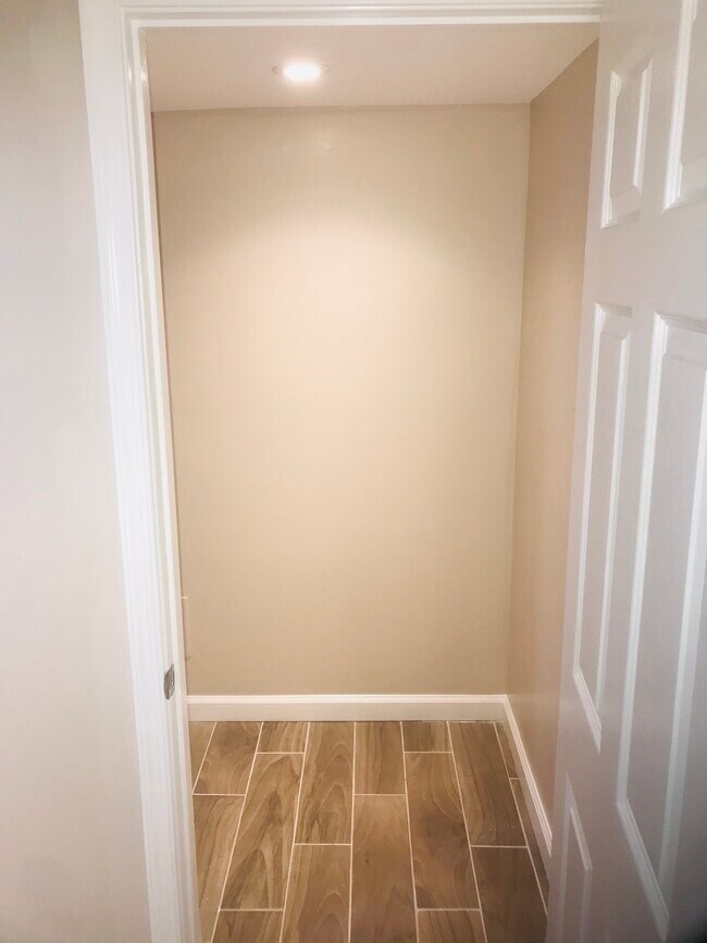 Building Photo - 2649 Wentworth Road, Unit 3