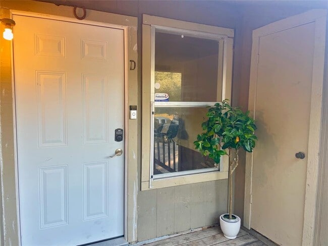 Primary Photo - 402 Hedgewood Dr