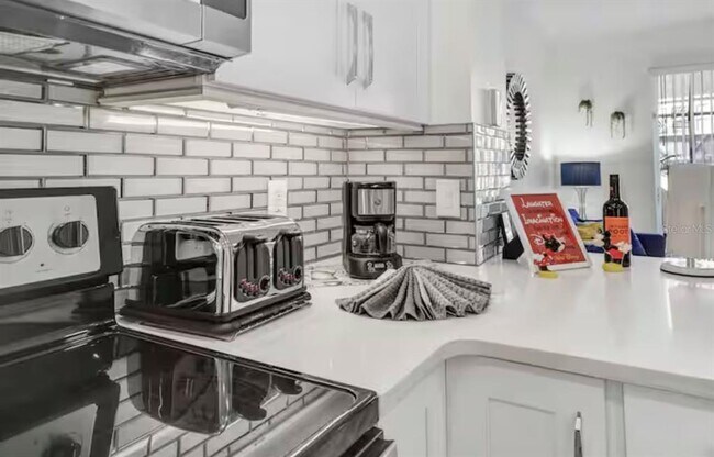 Building Photo - 8117 Princess Palm Ln