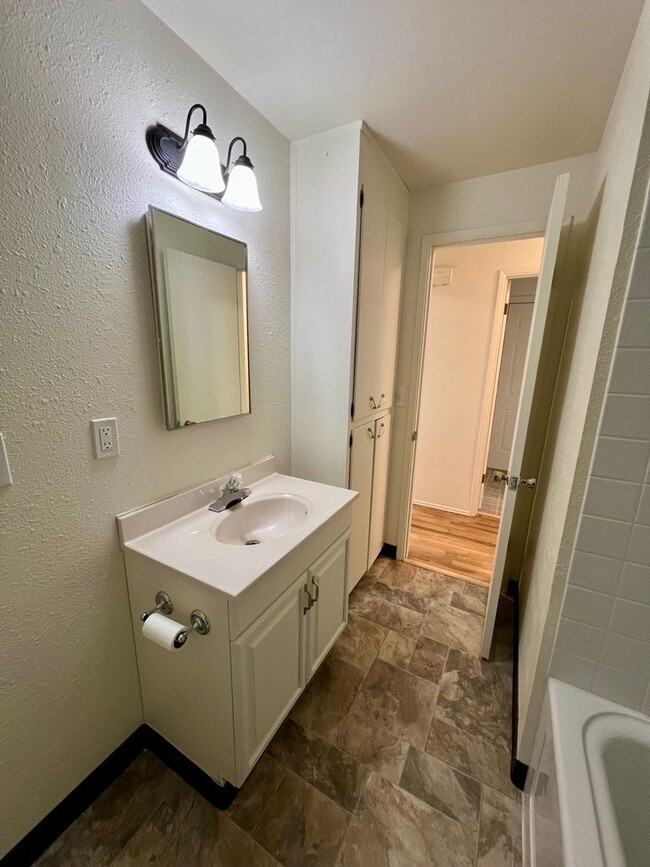 Building Photo - Charming 2-Bedroom Apartment in SE Portland!