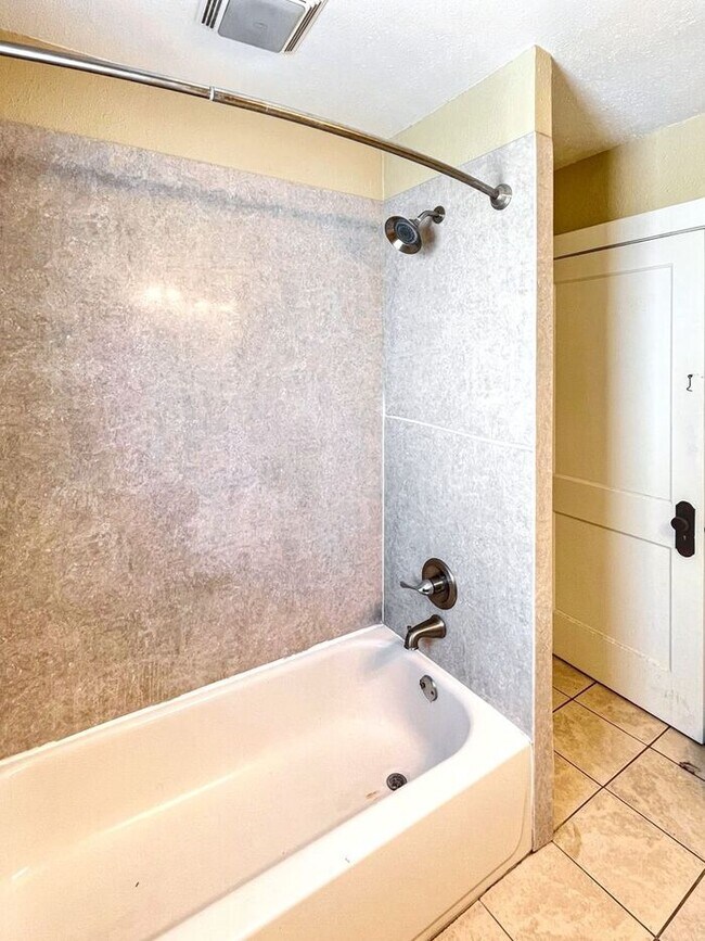 Building Photo - Charming 3-Bedroom Home / Pet-Friendly / V...