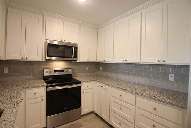 Building Photo - Beautiful 2 Bedroom 2 Bathroom Townhouse i...