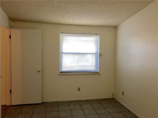 Building Photo - 8500 Lakehurst Rd