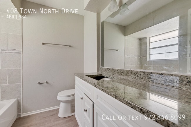 Building Photo - 408 Town N Dr