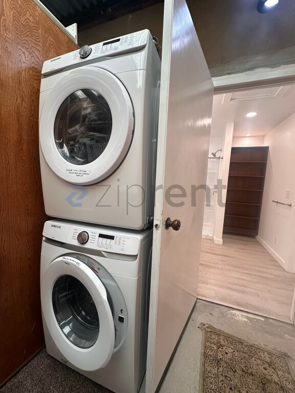 Building Photo - Unit B