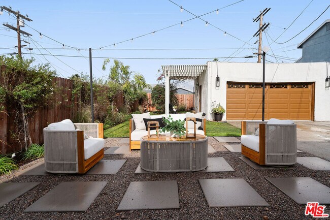 Building Photo - 607 W 111th Pl