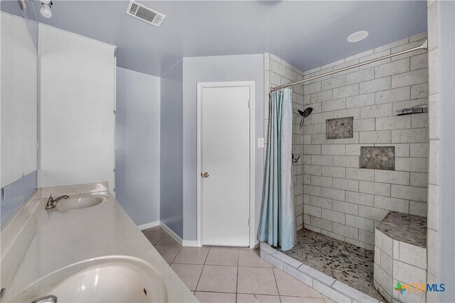 Building Photo - 2807 Bermuda Dr