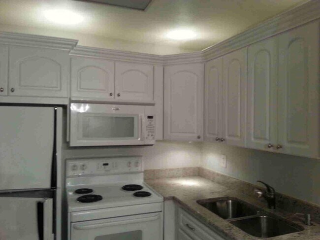 Building Photo - 300 Horizon W