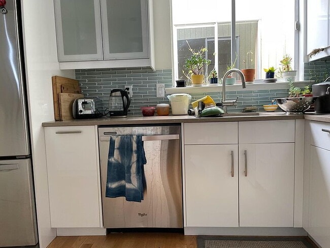 Building Photo - "Charming 4-Bedroom Home with 2 Baths in the Heart of San Francisco!"