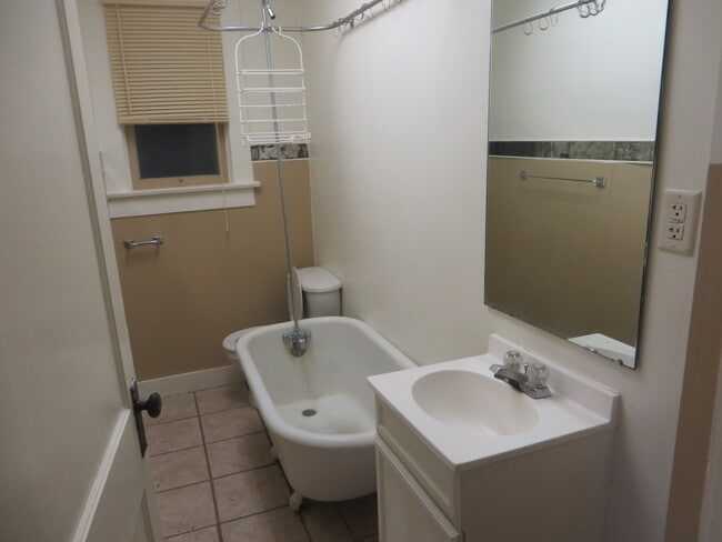 Building Photo - 1126 Nelson St