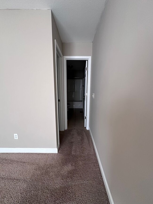 Building Photo - Eagle Landing - End Unit