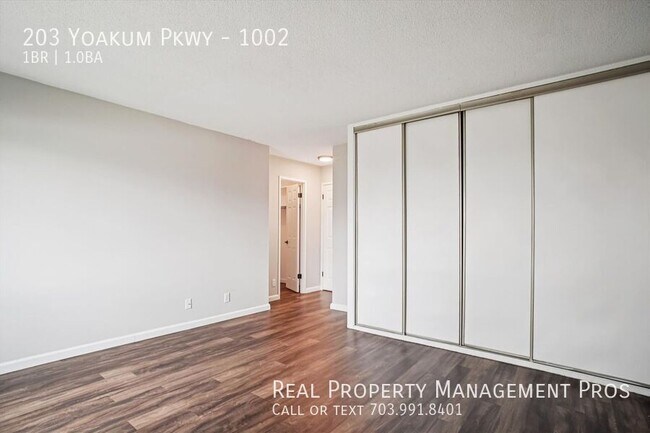 Building Photo - 203 Yoakum Pkwy