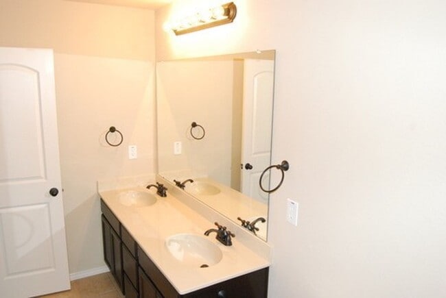 Building Photo - Beautiful 3 Bedroom Duplex in Lavon, TX!