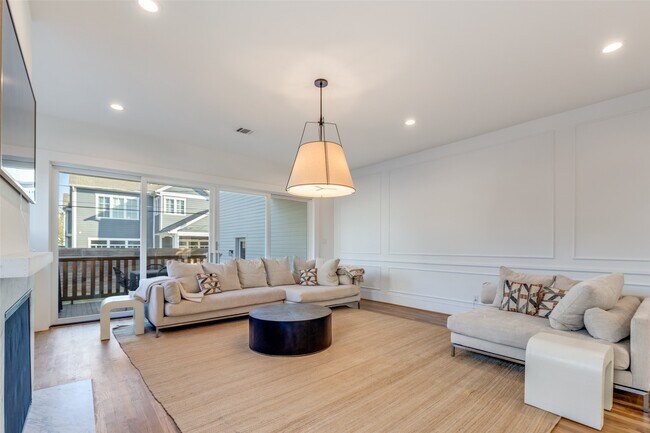 Building Photo - 709 E 13th St