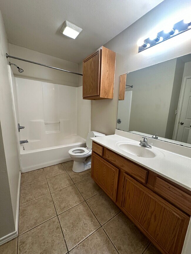 Building Photo - Duplex with easy access to the loop