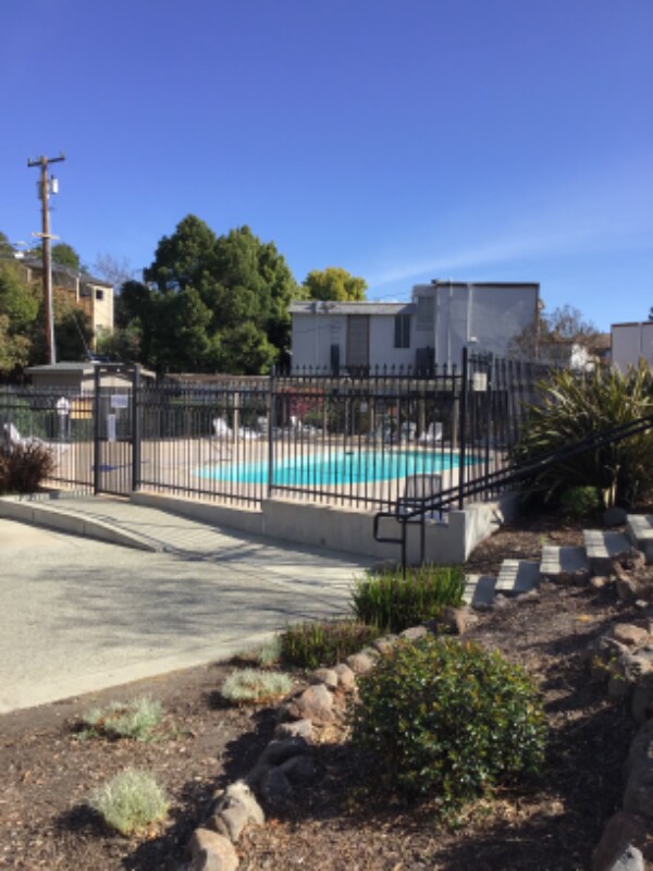 Building Photo - 2033 Sierra Rd