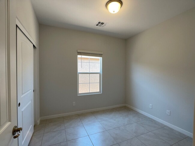 Building Photo - 4 BED 2 BATH 2 CAR GARAGE SINGLE STORY SINGLE FAMILY HOME w/ PAVED BACKYARD IN CADENCE COMMUNITY,...
