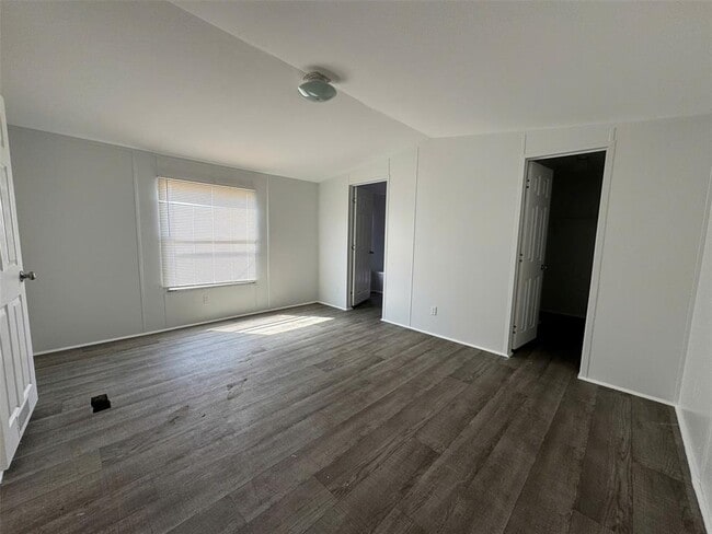Building Photo - 16206 Wood Dr