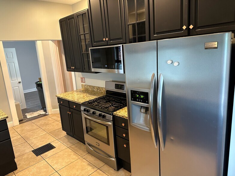 Kitchen 3 stainless steel appliances - 2065 Maple Ave