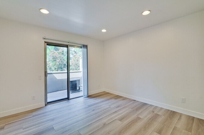 Building Photo - 2 bed 2 bath condo