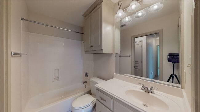 Building Photo - 115 Richards St