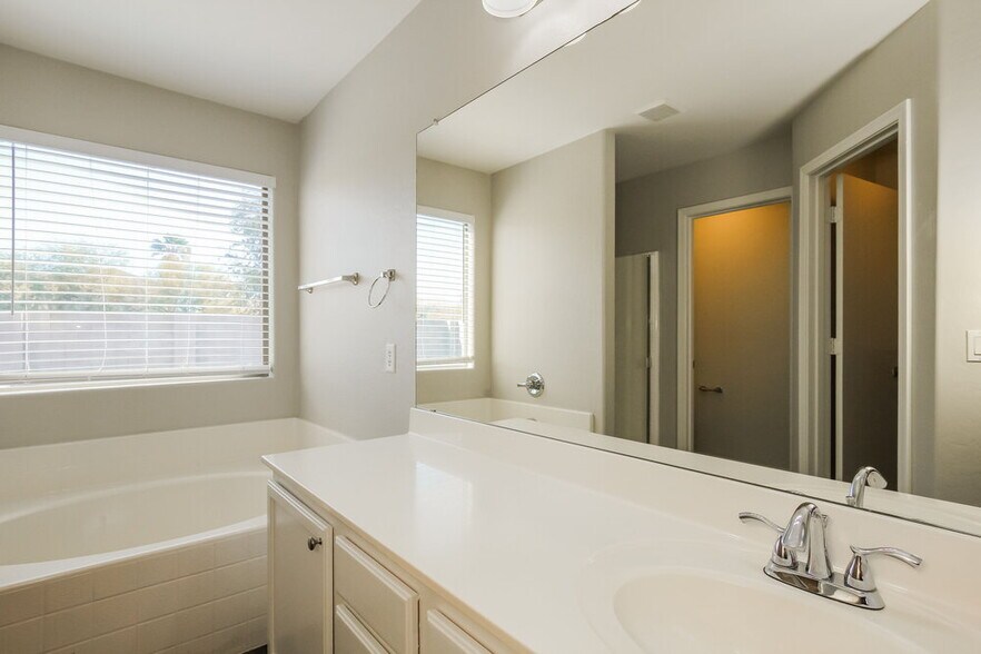 Building Photo - 3565 S 257th Ln