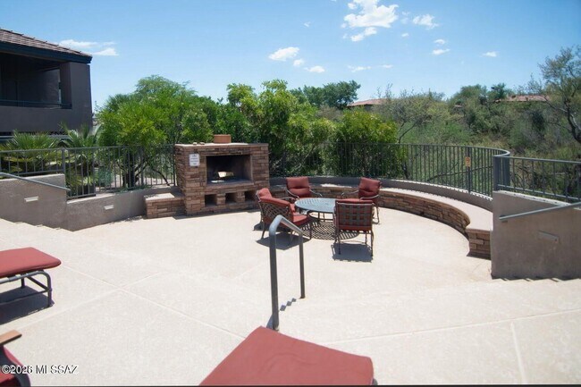 Building Photo - 5855 N Kolb Rd